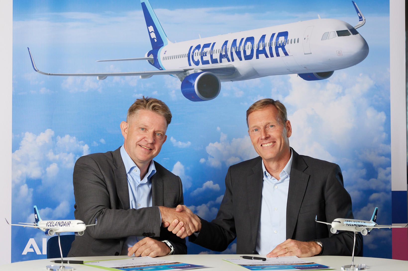 Bogi Nils Bogason, forstjóri Icelandair, og Wouter van Wersch, yfirmaður …