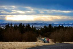 Austlægar áttir verða áfram ríkjandi á landinu.