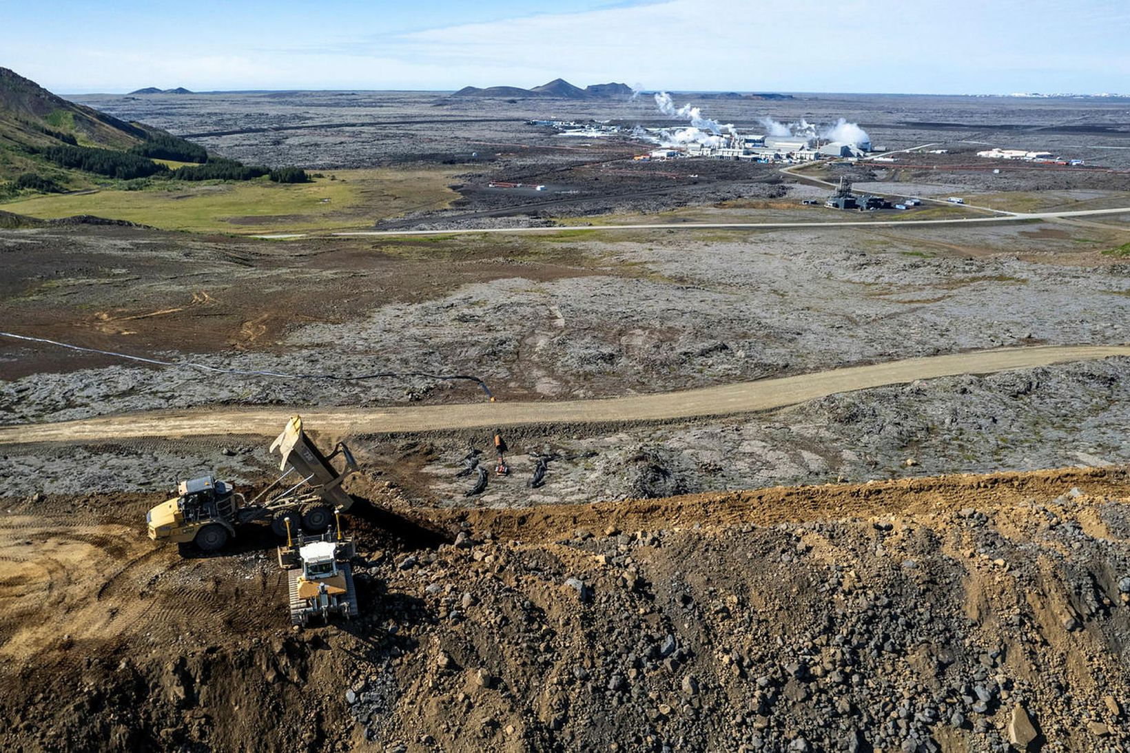 Stórvirkar vinnuvélar við varnargarðinn við Svartsengi í gær, en varnargarðurinn …