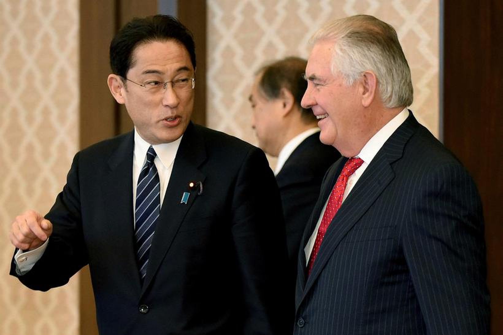 Rex Tillerson ásamt Fumio Kishida, utanríkisráðherra Japans.