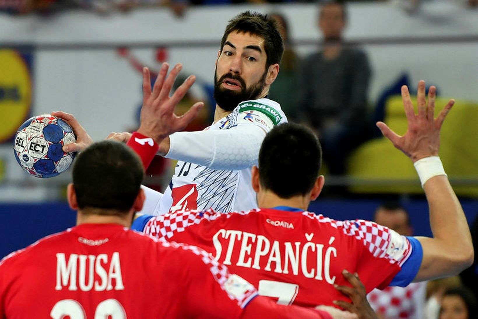 Nikola Karabatic stekkur upp að vörn Króata í gær.