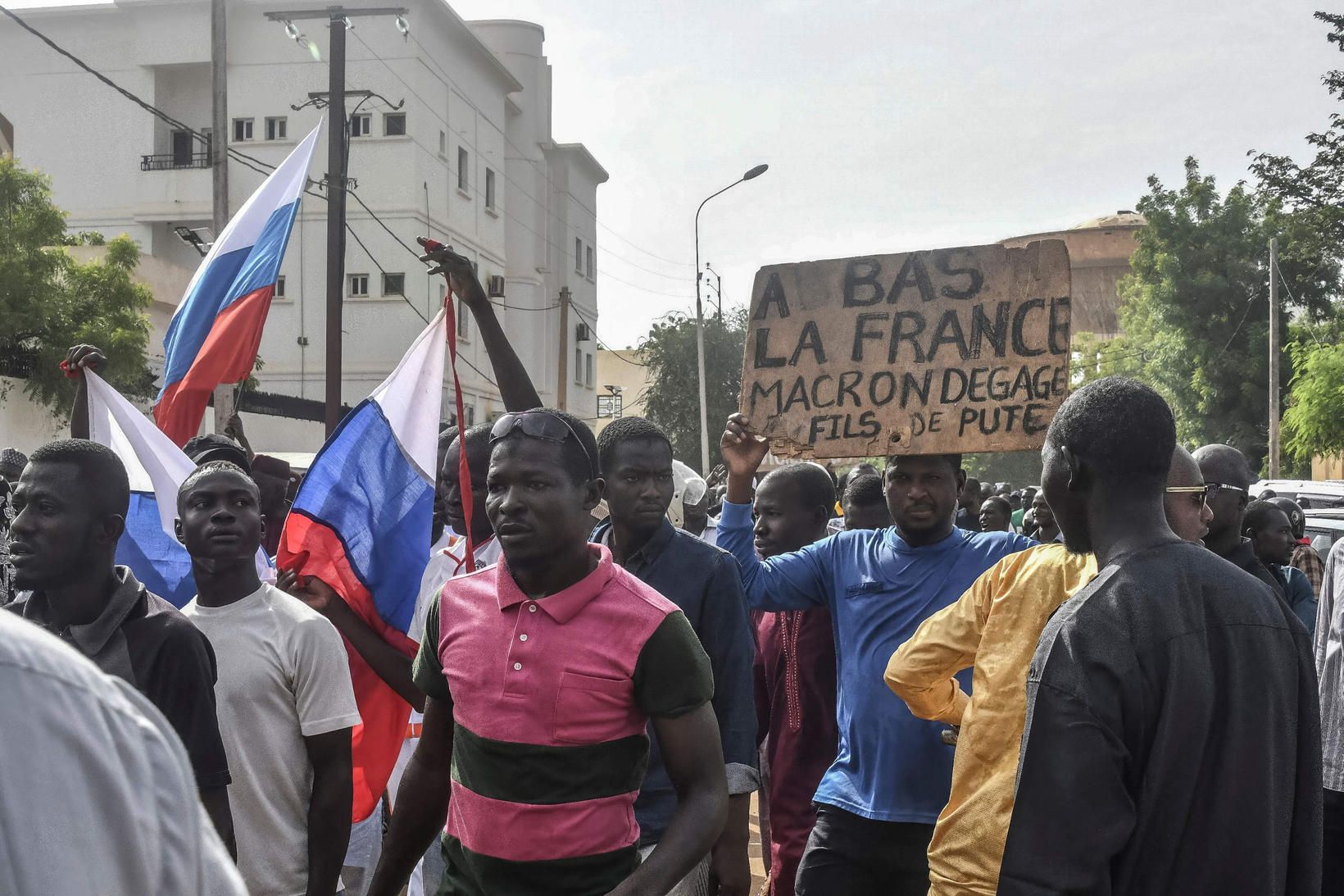 Margir rússneskir fánar hafa verði á lofti á götum Niamey, …