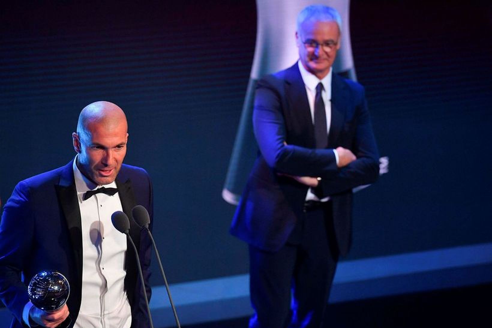 Zinedine Zidane tók við verðlaununum frá Claudio Ranieri sem vann …