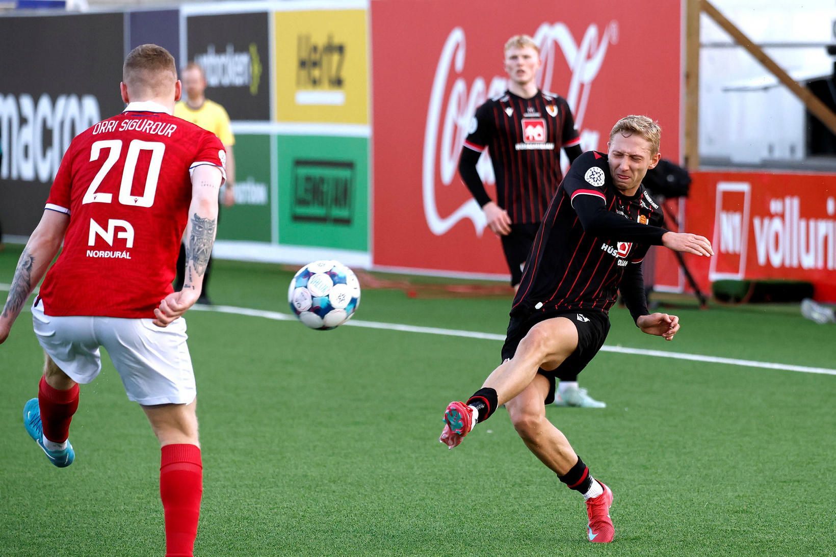 Helgi Guðjónsson sendir boltann fyrir mark Vals í leiknum í …