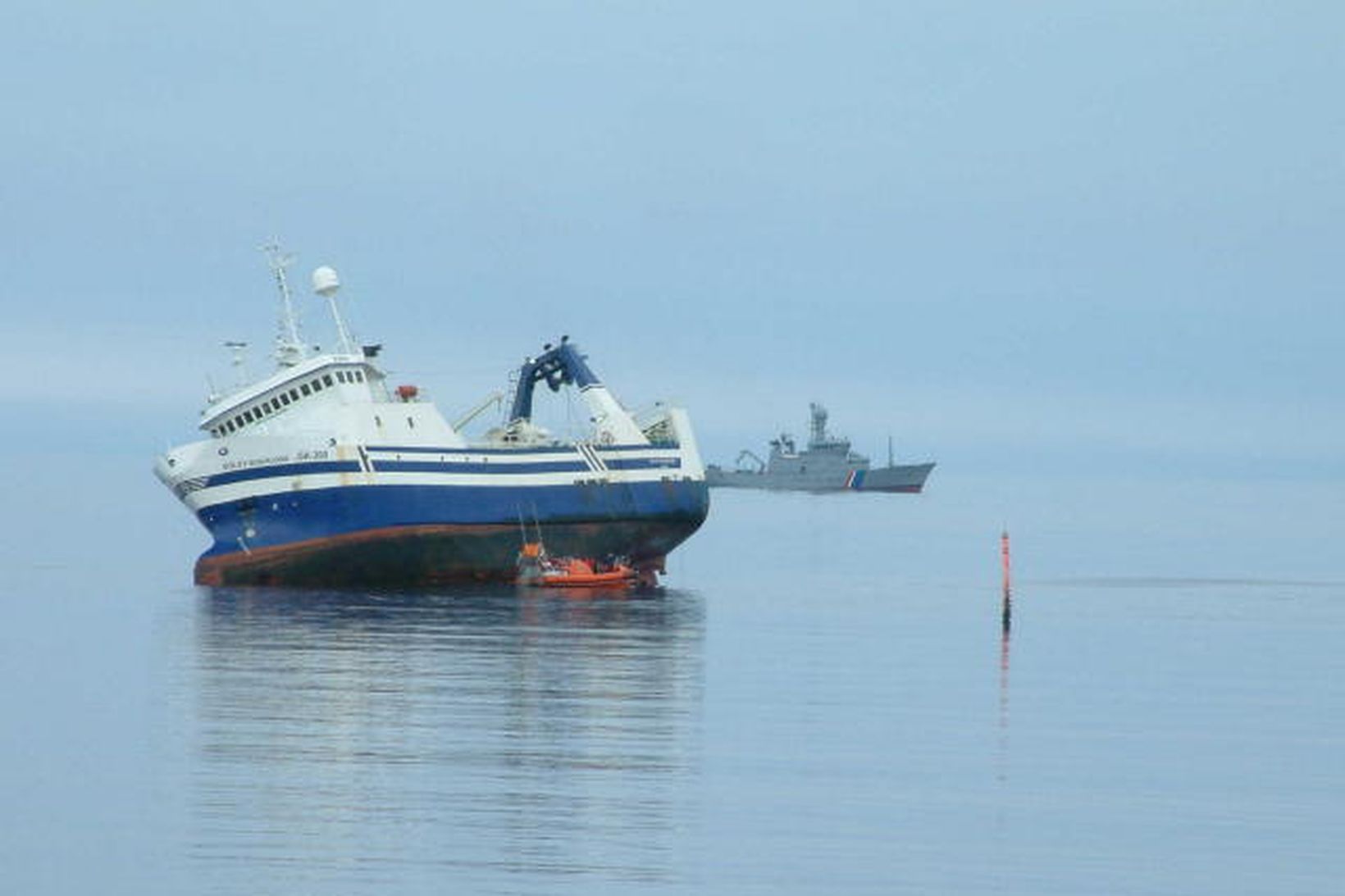 Sóley Sigurjóns á strandstað. Varðskipið Týr er í baksýn.