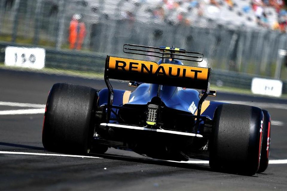 Jolyon Palmer á Renault á æfingunni í Búdapest sem lauk hjá honum með tjóni á …
