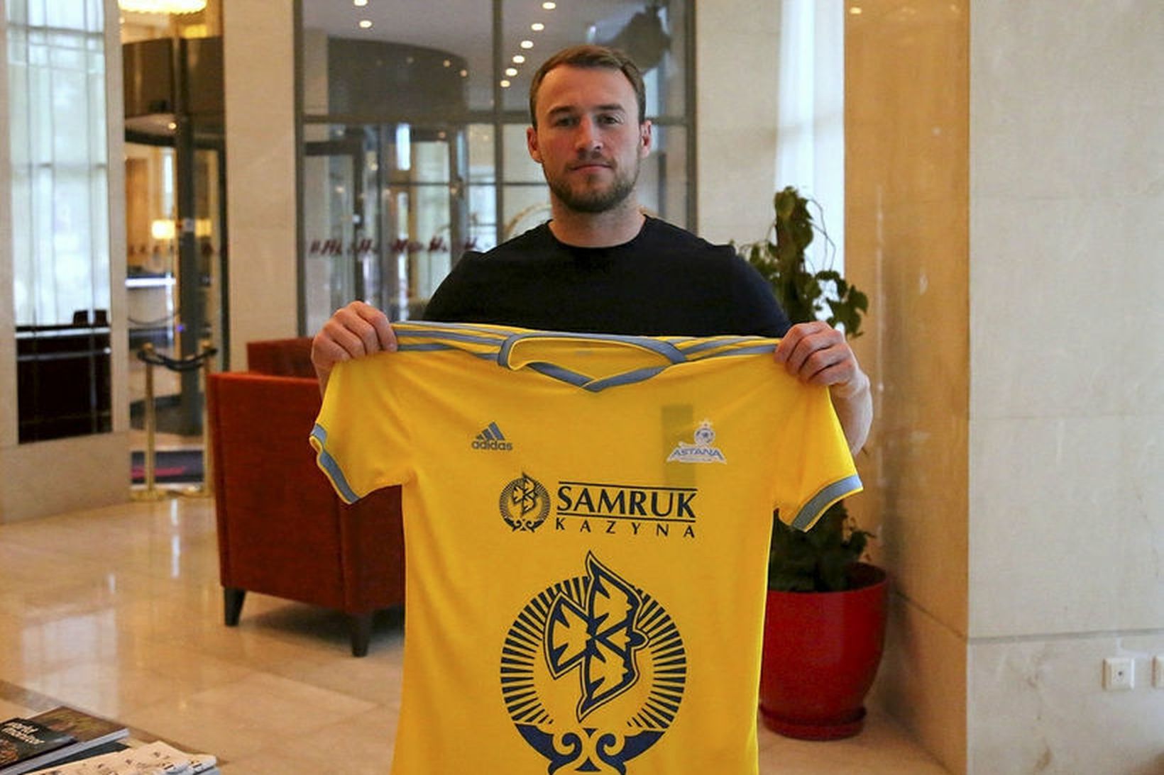 Rúnar Már Sigurjónsson með treyju Astana