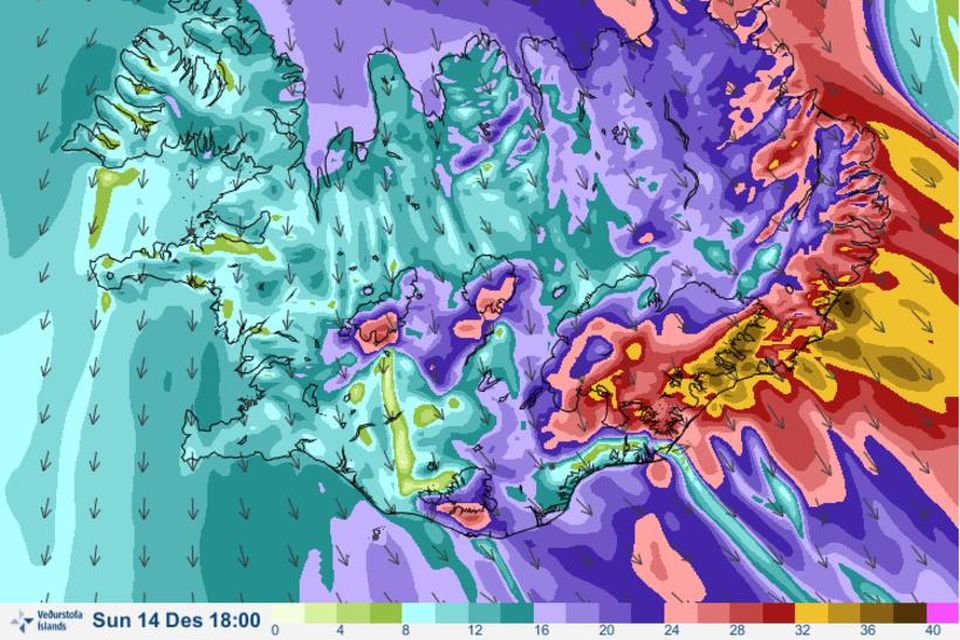 Vindaspá kl. 18 á morgun, sunnudag. Rauði, bleiki, guli og brúni liturinn austast á landinu …