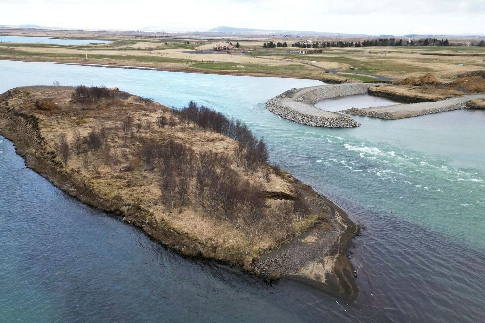 Ölfusá. Efri-Laugardælaeyja fremst og til hægri er sú kví eða …