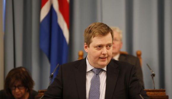 Segir skuldaleiðréttingar á áætlun