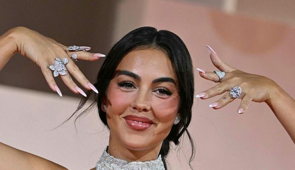 Unnusta Ronaldo sýnir 30-karata demantshringinn
