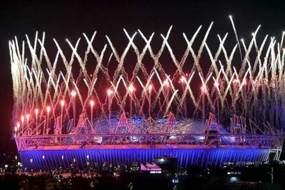 Flugeldasýning yfir Ólympíuleikvanginum í London við upphaf setningarathafnar Ólympíuleikanna.