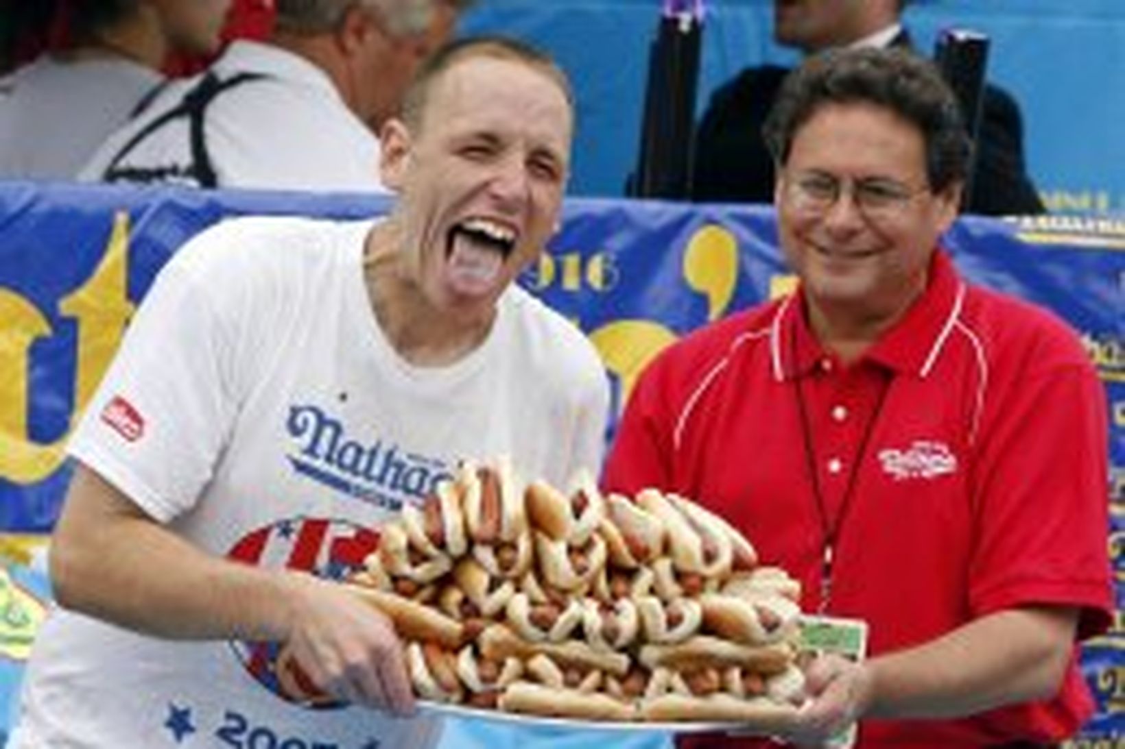 Joey Chestnut eftir að hann varð Bandaríkjameistari í pylsuáti í …