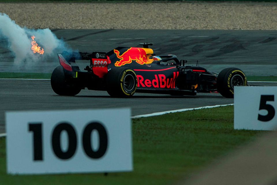 Reykur stígur upp af bíl Daniel Ricciardo á lokaæfingunni í Sjanghæ í morgun.