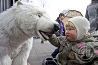 Auður Berta heilsar uppá ísbjörn í Bankastræti