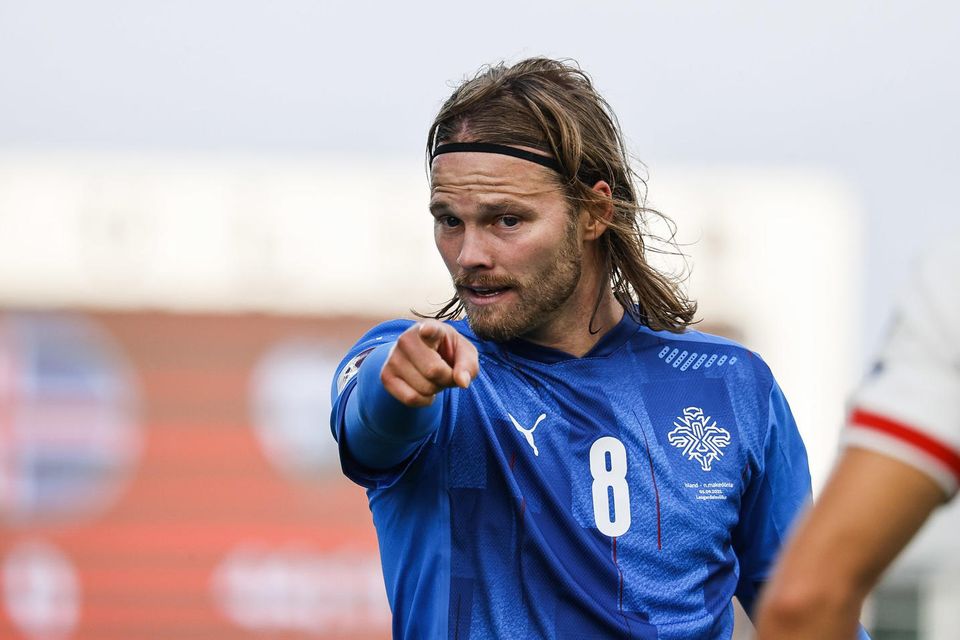 Birkir Bjarnason segir samherjum sínum til.