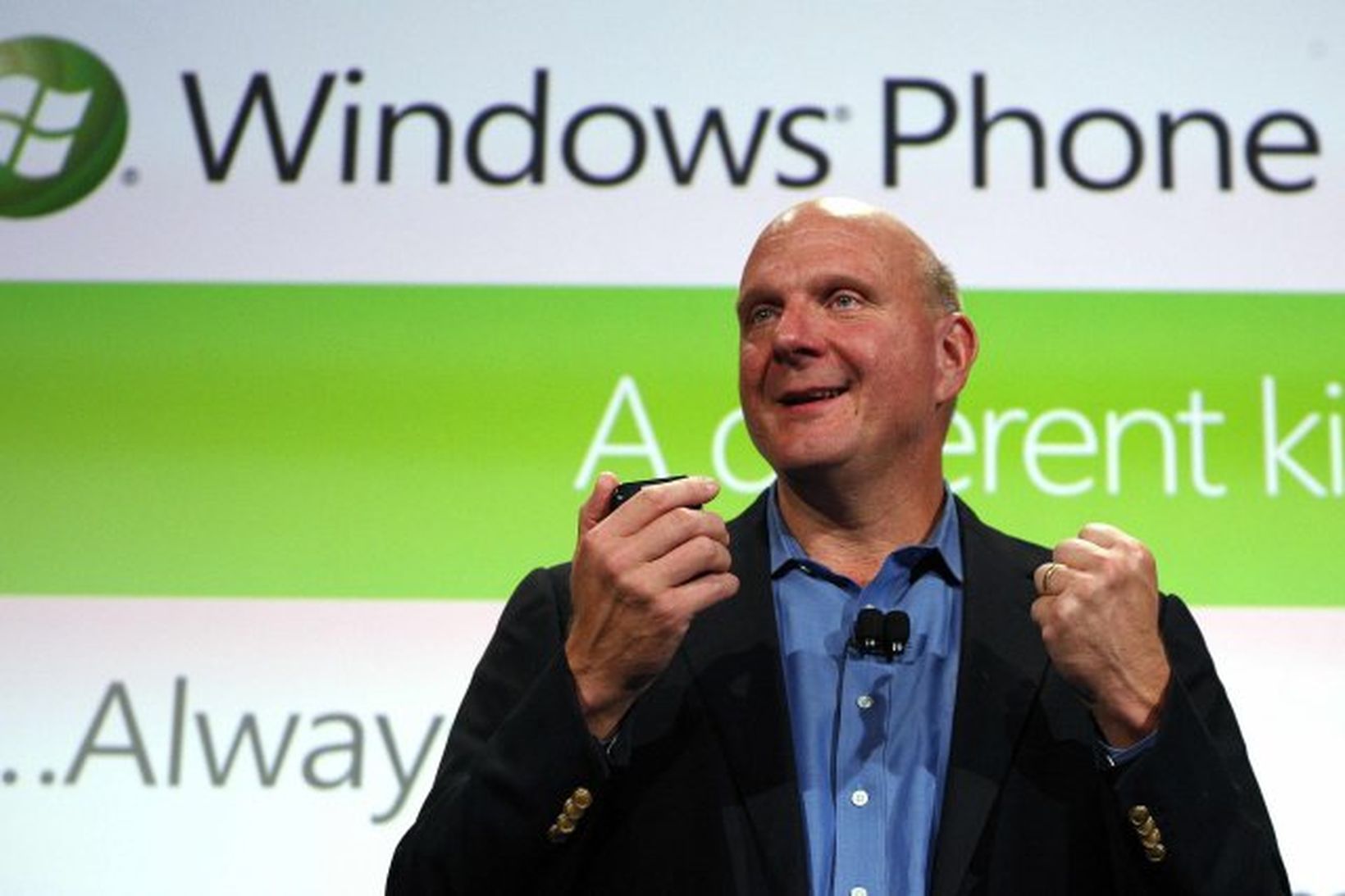 Steve Ballmer, forstjóri Microsoft, hleypti Windows Phone 7 stýrikerfinu af …