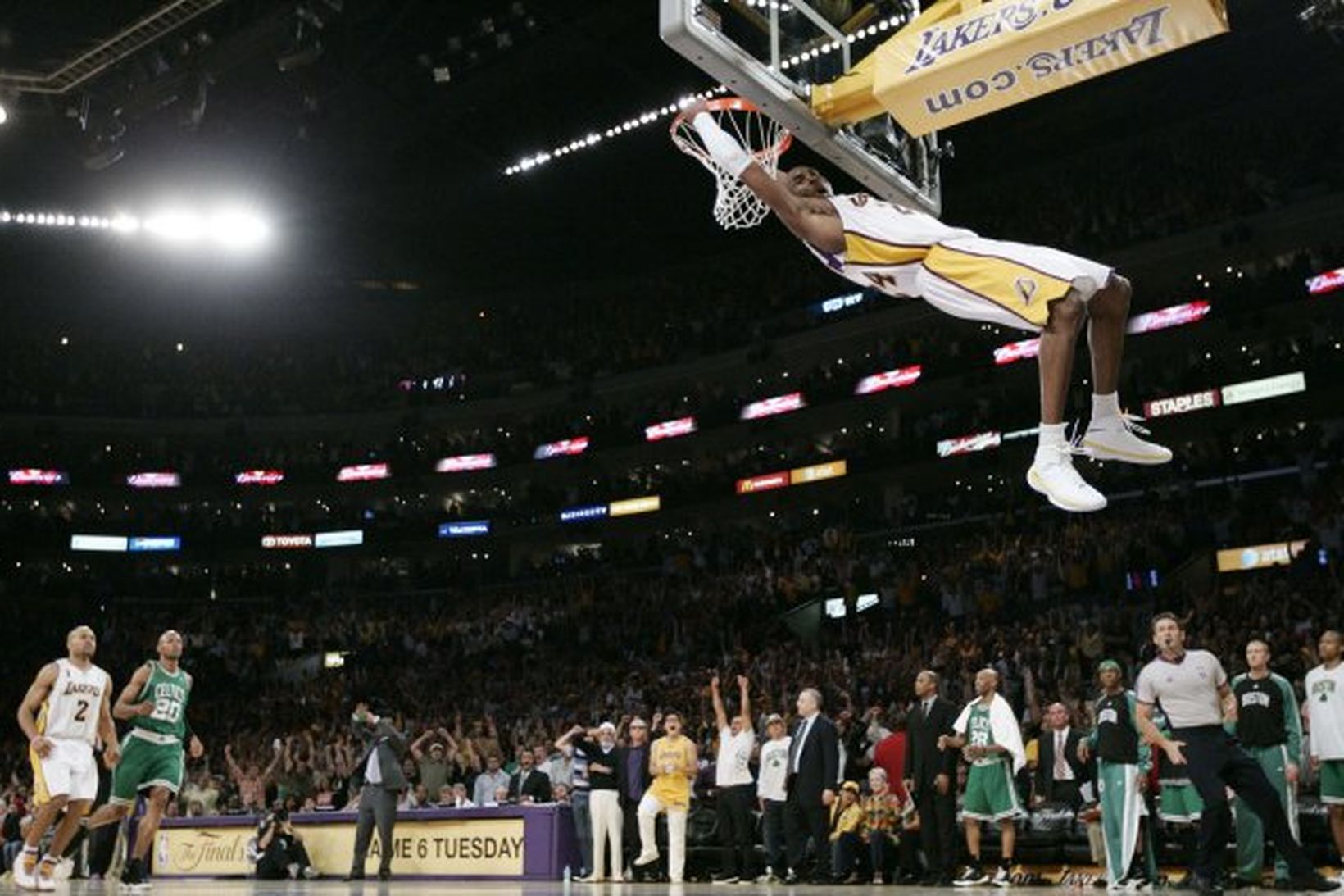 Kobe Bryant skorar mikilvægustu stig Lakers í gær gegn Boston.