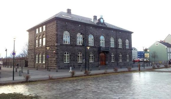 Kvöldfundur stendur enn