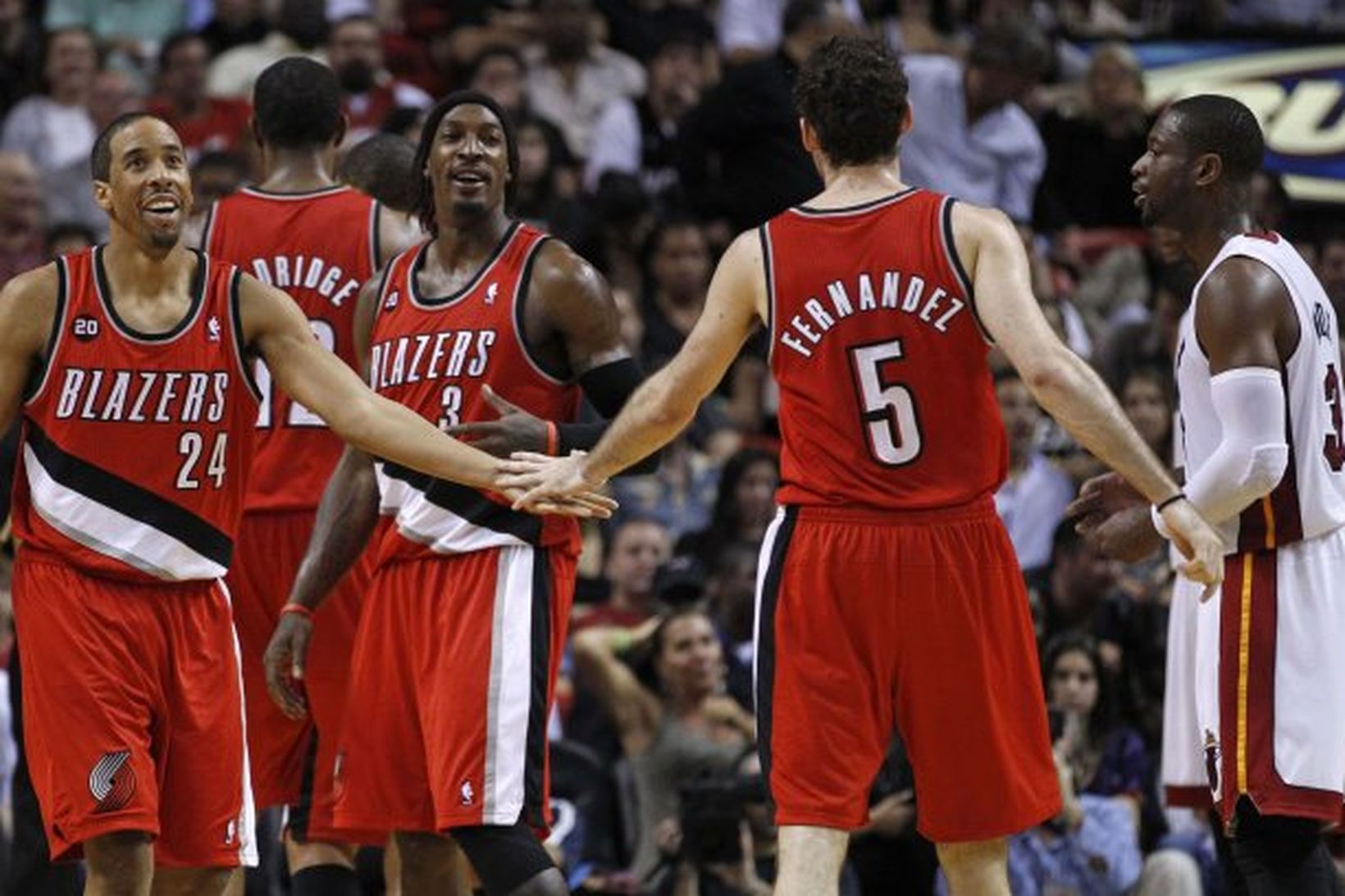 Ánægðir leikmenn Portland, Andre Miller, Gerald Wallace og Rudy Fernandez …