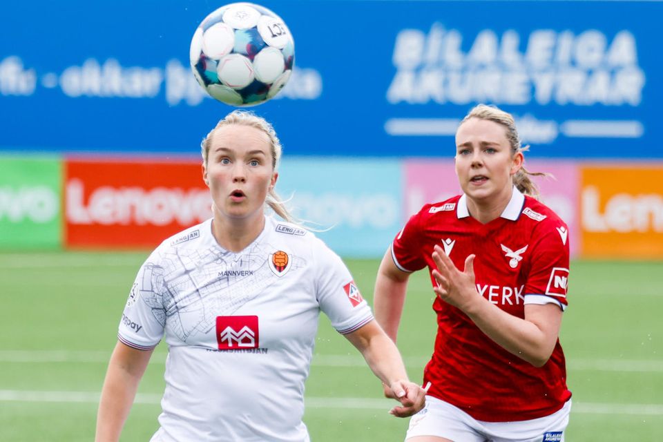 Jóhanna Elín Halldórsdóttir og Elín Metta Jensen í baráttu á Hlíðarenda í kvöld.