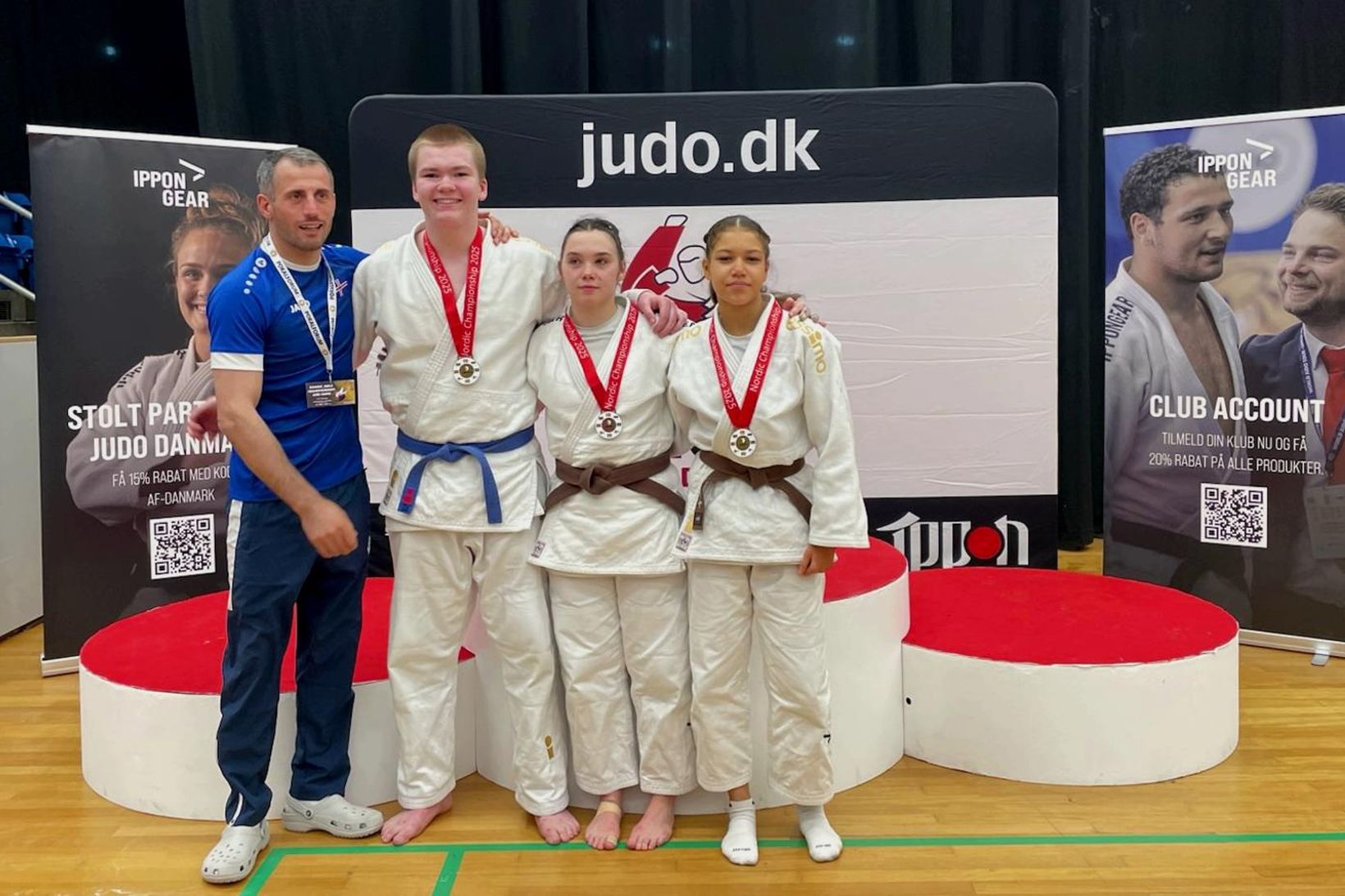 Viktor Kristmundsson, Helena Bjarnadóttir og Eyja Viborg með verðlaun sín …