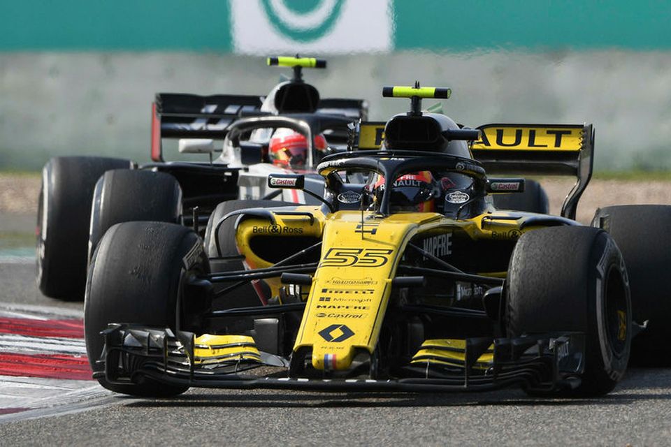 Carlos Sainz á Renault í Sjanghæ og á eftir kemur Kevin Magnussen hjá Haas.