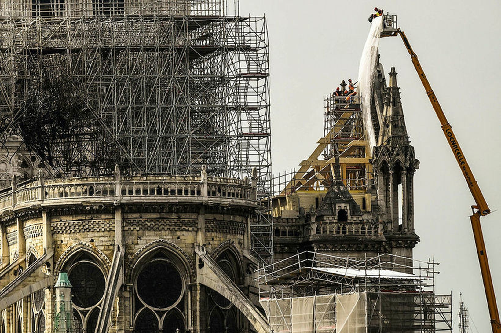 Reyktu á vinnupöllum Notre Dame