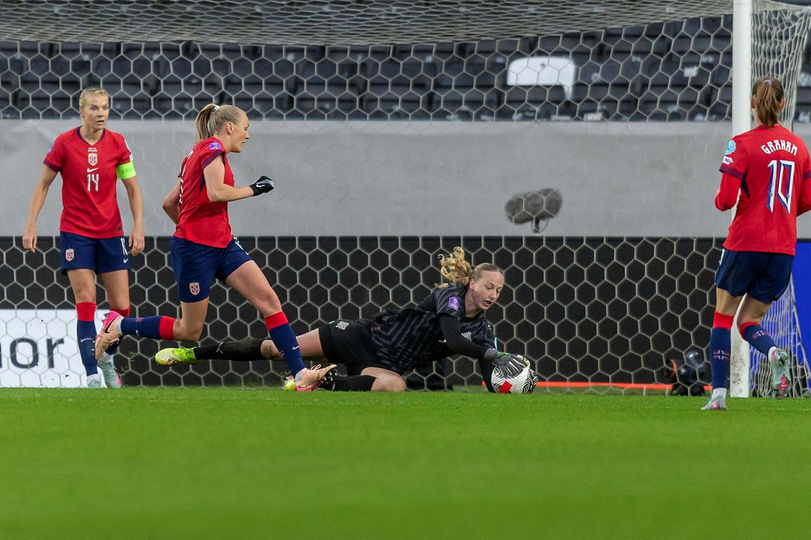 Cecilía Rán Rúnarsdóttir handsamar boltann í kvöld.