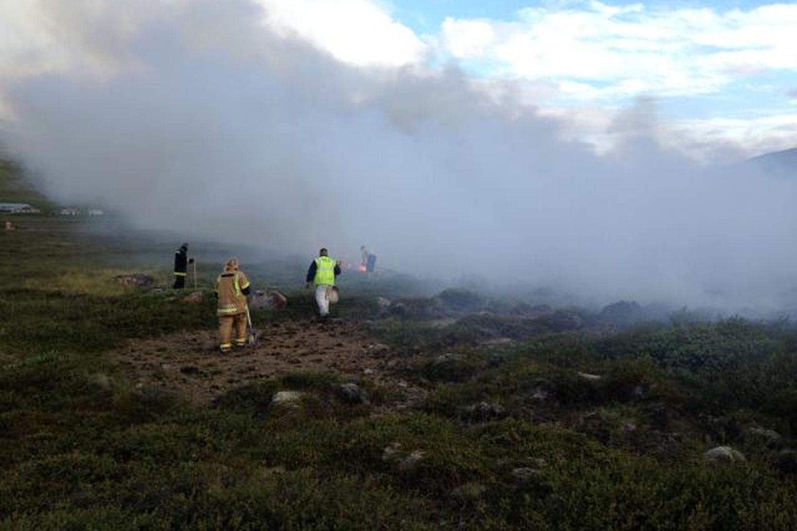 Slökkviliðsmenn að störfum.