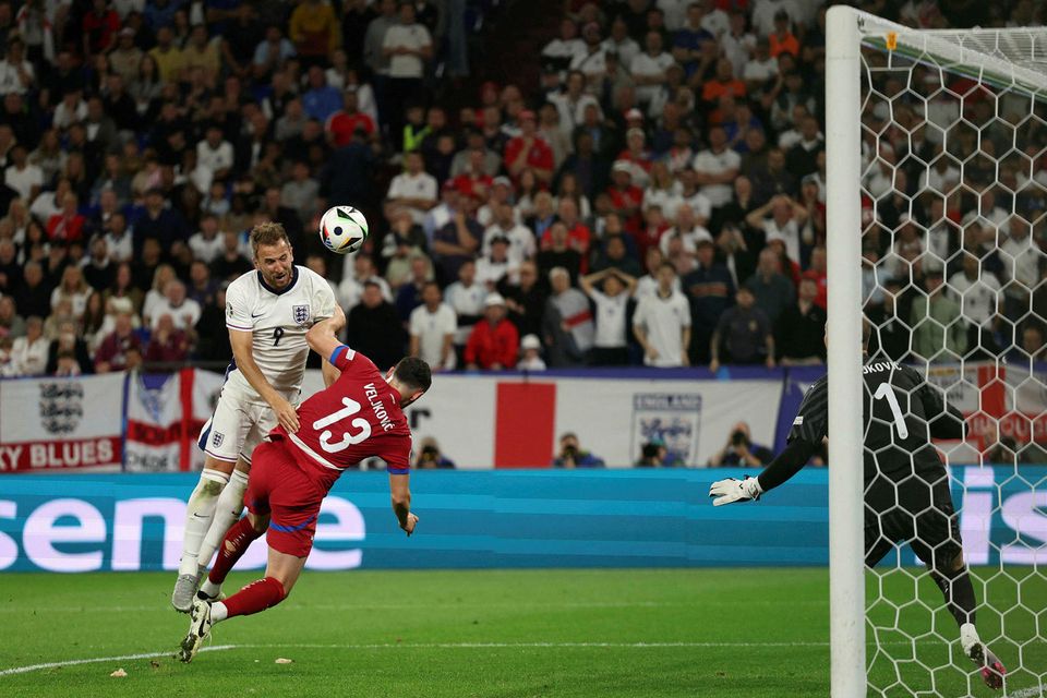Harry Kane var ekki langt frá því að tvöfalda forystu Englands með skalla.