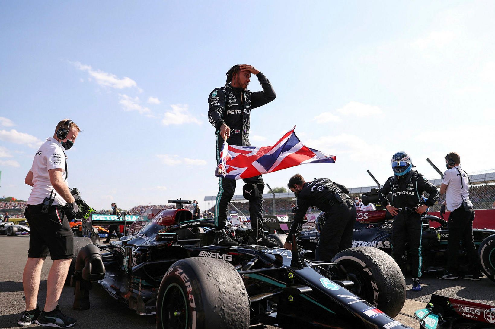 Lewis Hamilton fagnar sigrinum í gær.