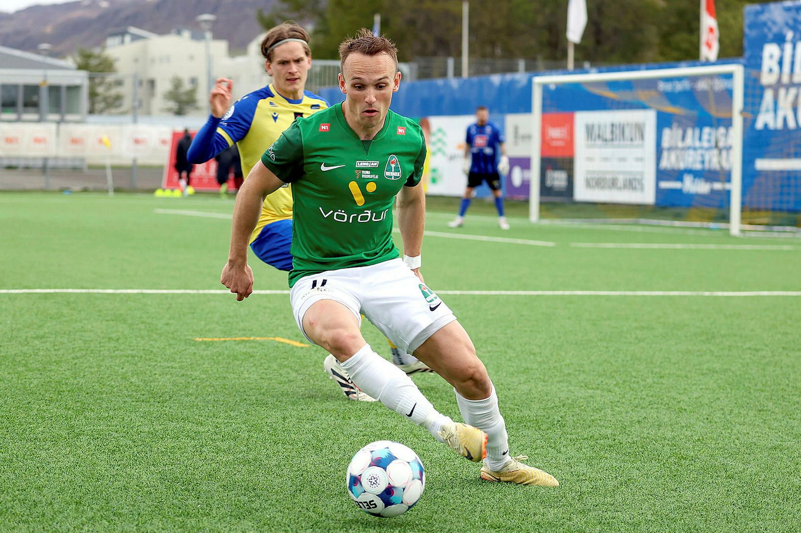 Aron Bjarnason á KA-vellinum í dag með Ívar Örn Árnason …