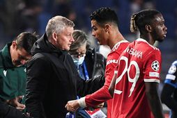 Ole Gunnar Solskjær og Cristiano Ronaldo ræða saman.