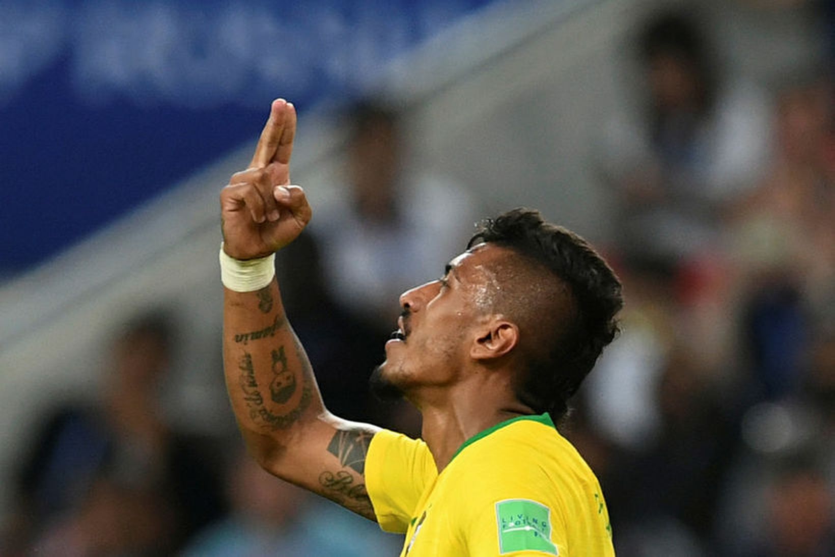 Paulinho í leik með brasilíska landsliðinu í Rússlandi.
