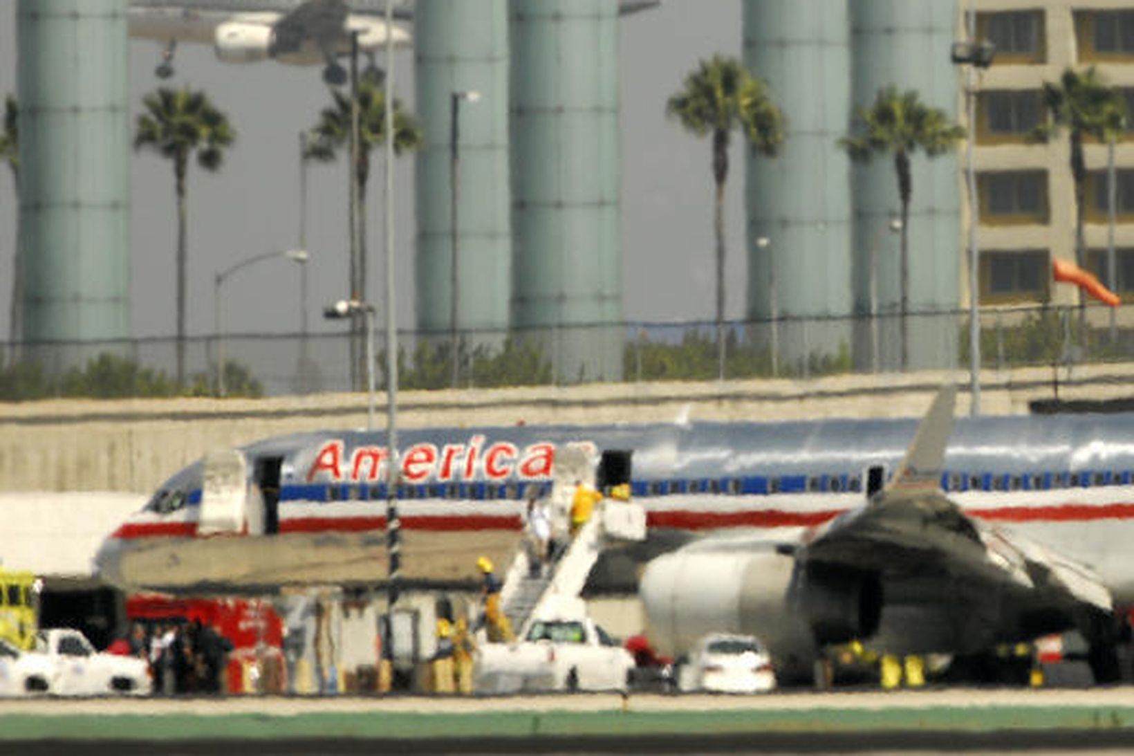 Þotan á vellinum í Los Angeles í dag.