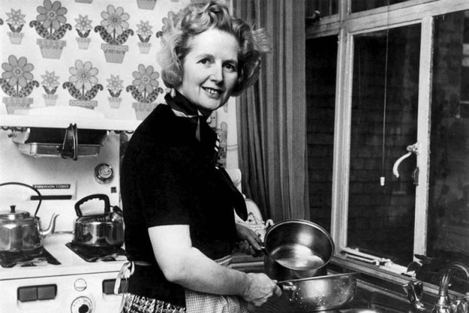 Margaret Thatcher í eldhúsinu heima hjá sér í Chelsea 1975 eftir að hún var kjörinn …