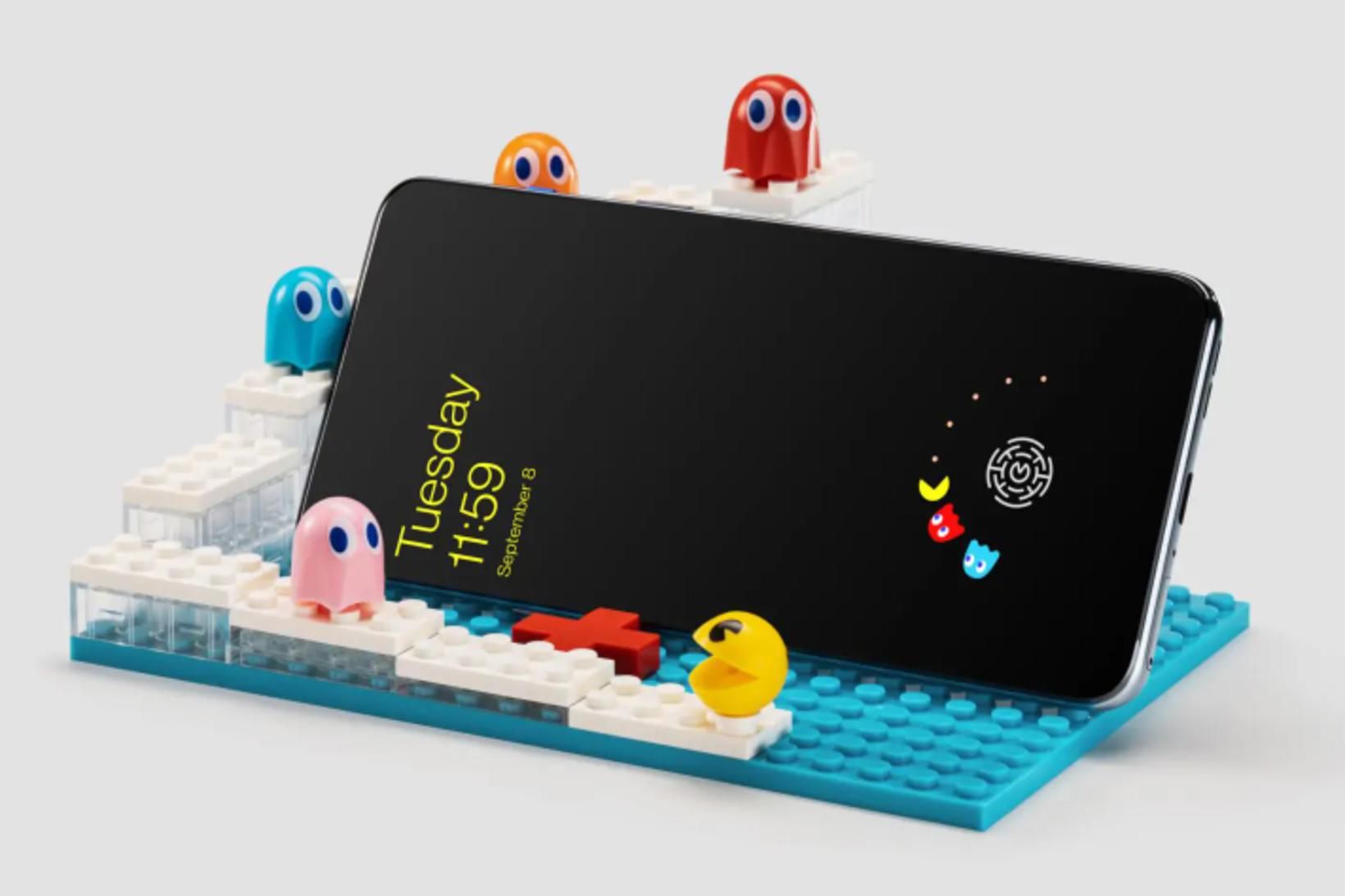 Mynd af Pac-Man símanum á Lego-símastandi sem fylgir með.