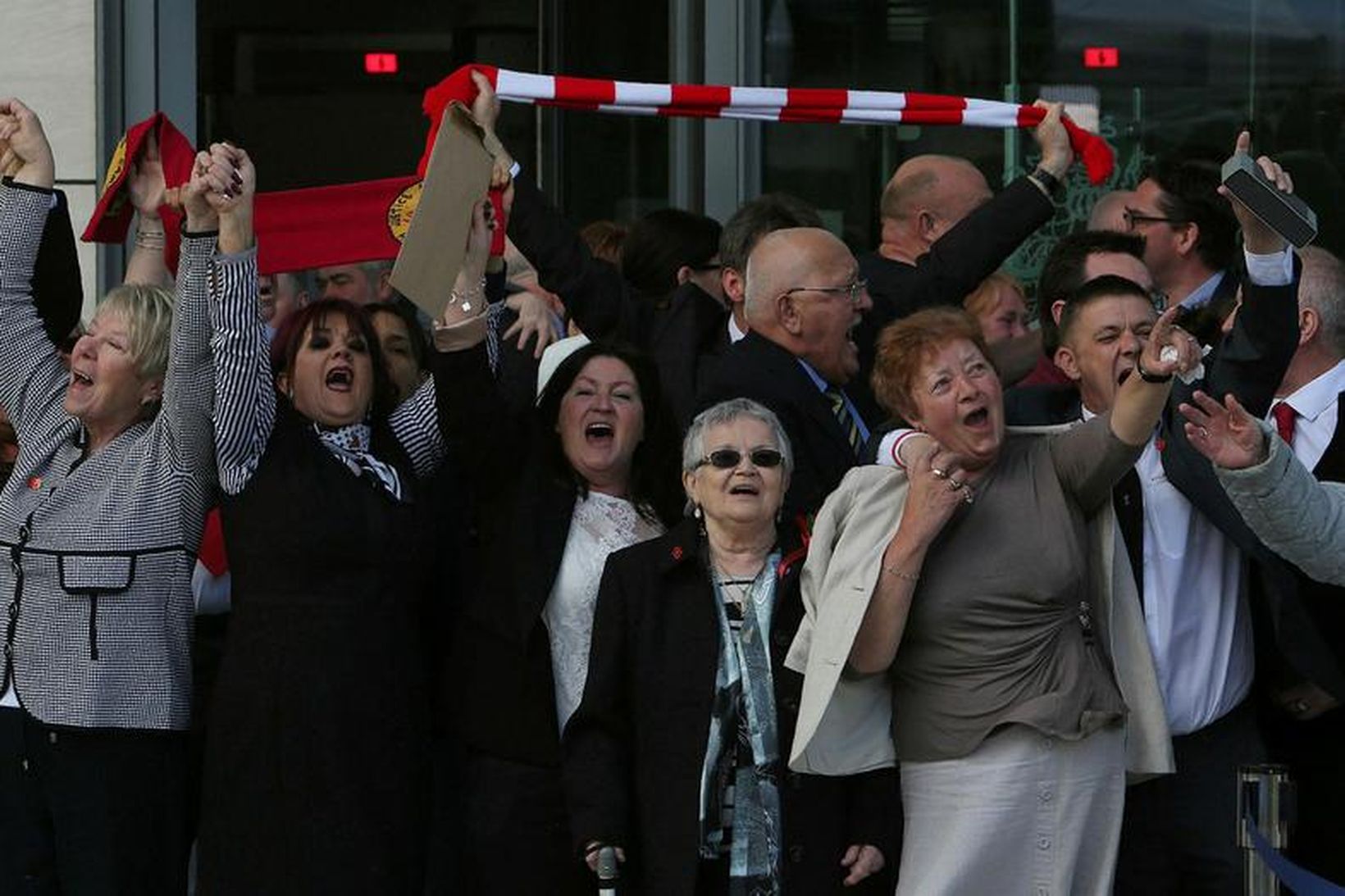 Ættingjar þeirra sem létust á Hillsborough-vellinum fögnuðu fyrir utan dómsalinn …