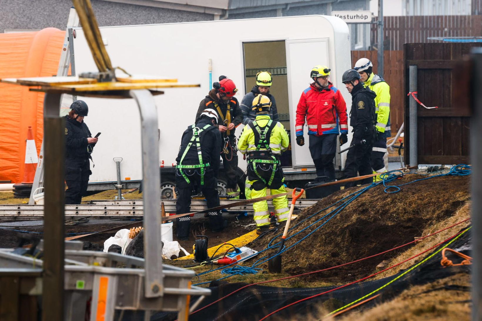 Frá aðgerðum við sprunguna í Grindavík í dag, 12. janúar.