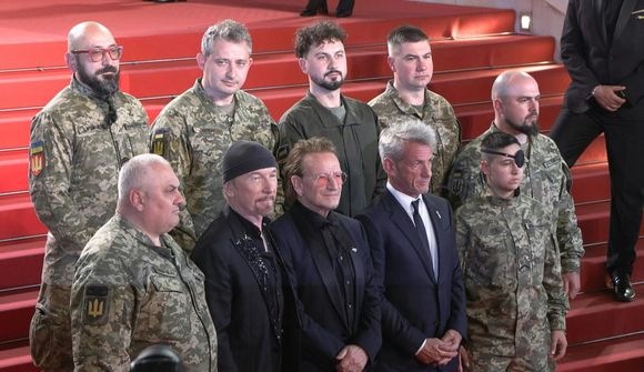 Bono og Sean Penn með úkraínskum hermönnum á rauða dreglinum