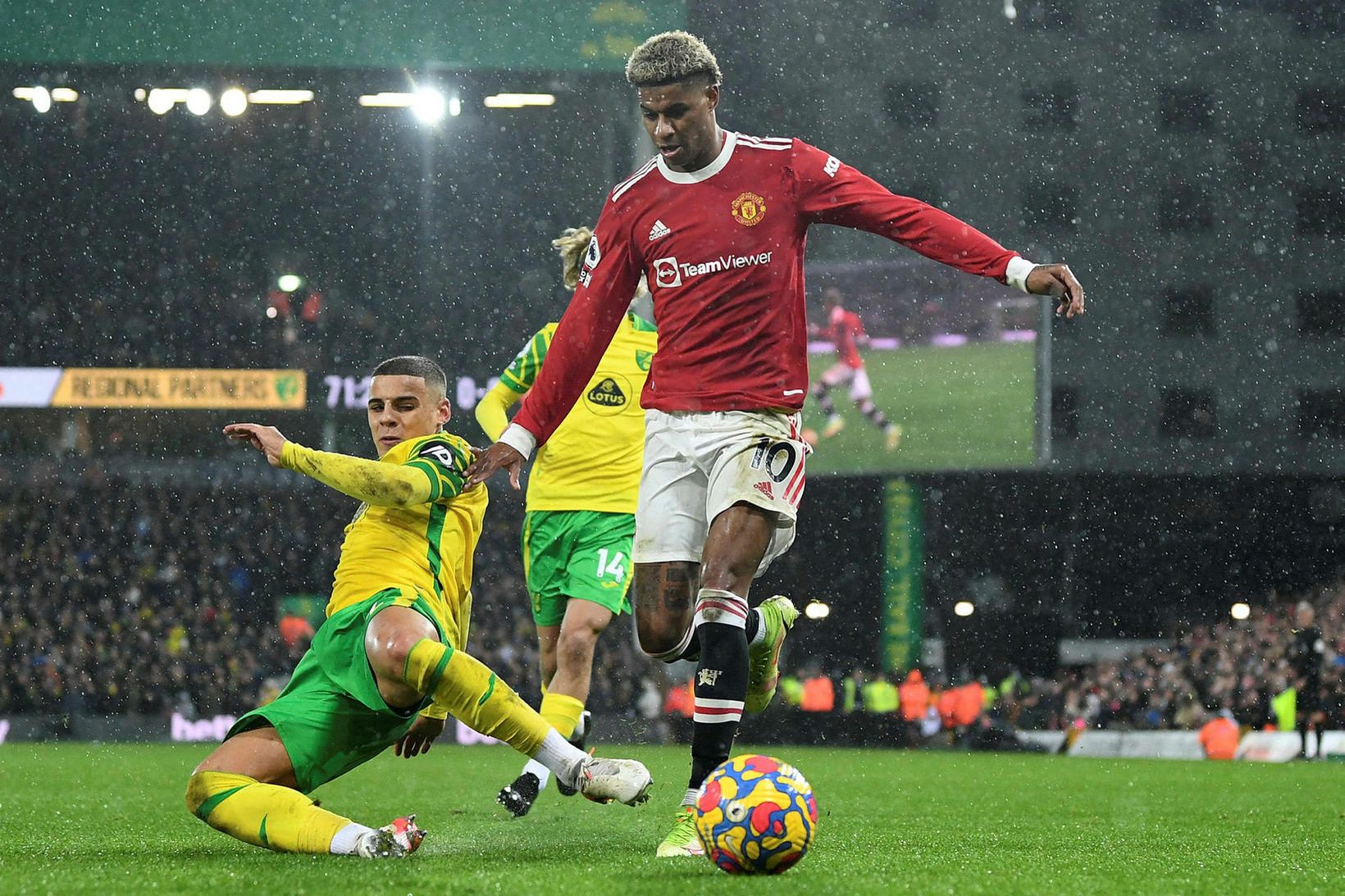 Manchester United og Norwich léku ekki um helgina vegna kórónuveirusmita.