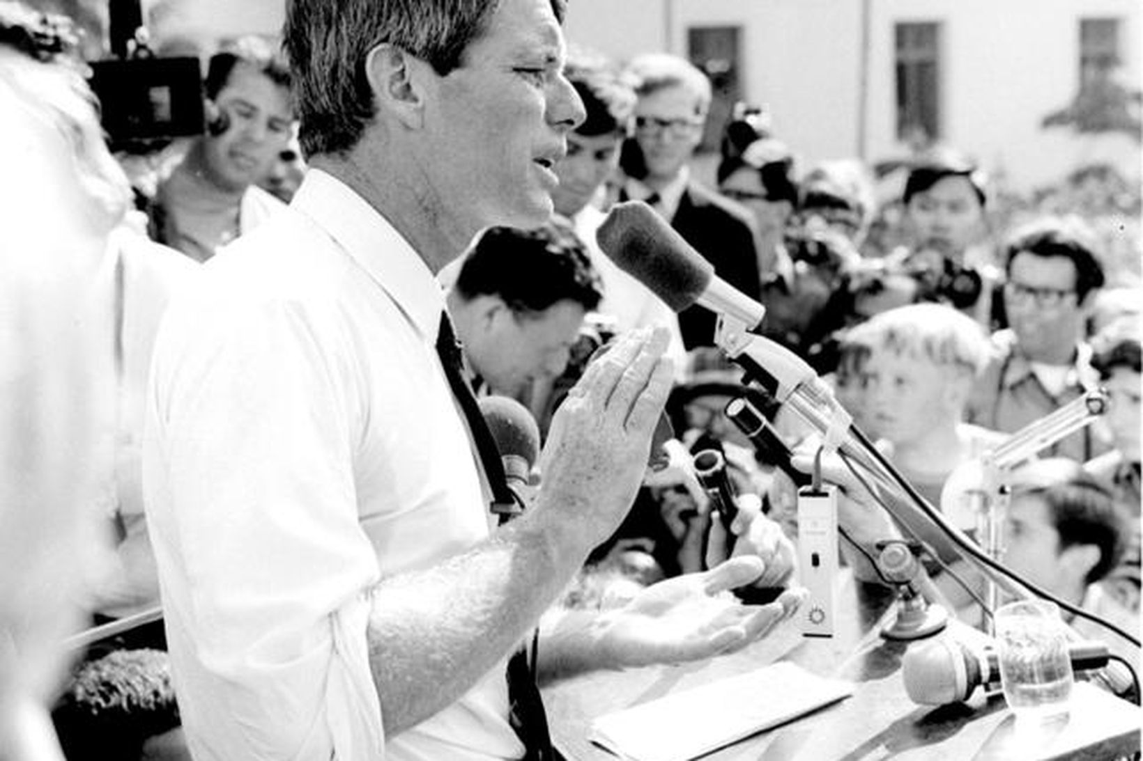 Robert Kennedy ræðir við kjósendur í Los Angeles árið 1968.