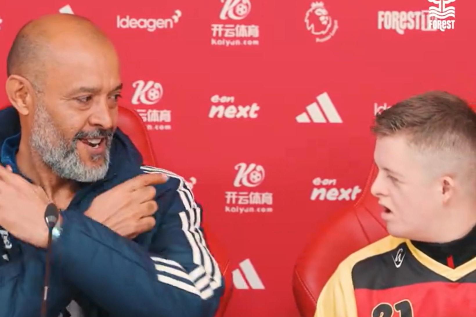 Nuno Espírito Santo ásamt meðlimi Warriors United á fréttamannafundinum.