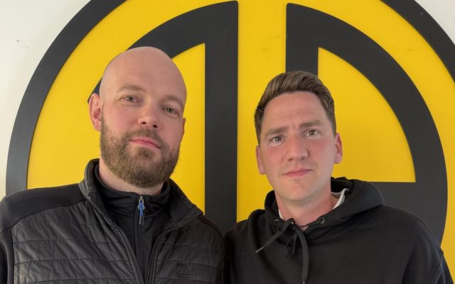 Jóhannes Geir Guðnason, rekstrarstjóri Terra á Akranesi, og Ingimar Elí Hlynsson, framkvæmdarstjóri KFÍA handsala samstarfið.