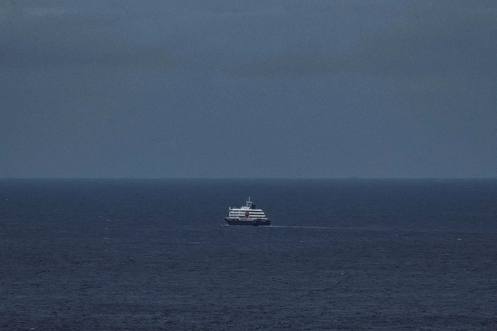 Hvorki farangur né lík hins látna verða tekin frá borði