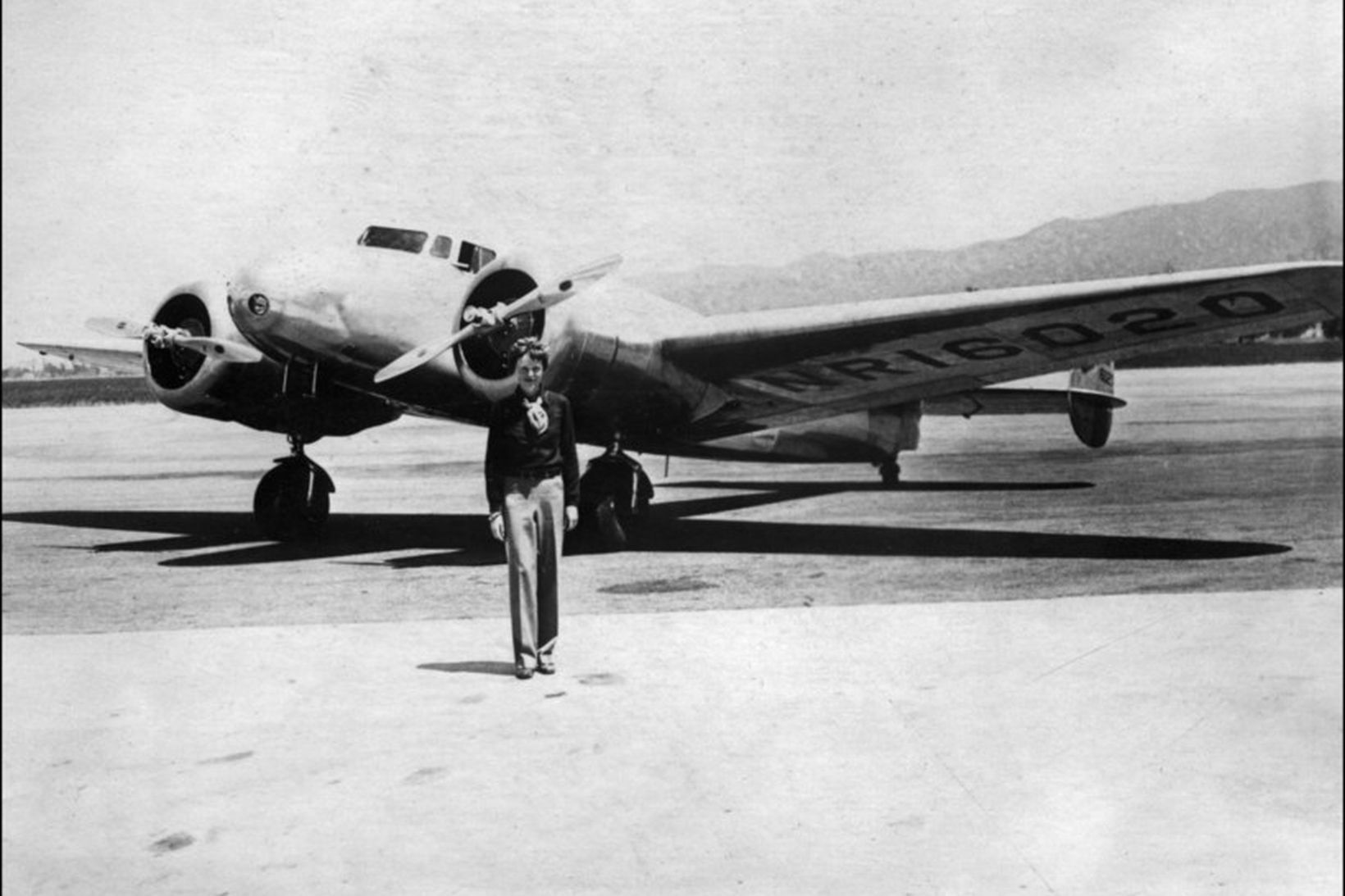 Amelia Earhart við vél sína á fjórða áratugnum.