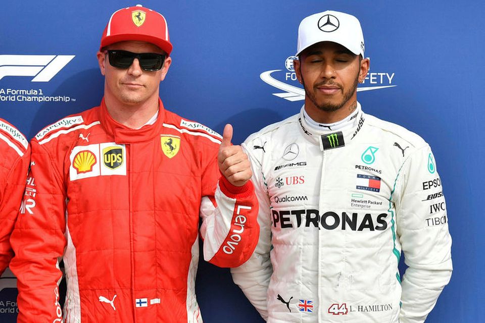 Kimi Räikkönen fagnar ráspólnum í Monza. Lewis Hamilton (t.h.) er býsna dreyminn á svip.