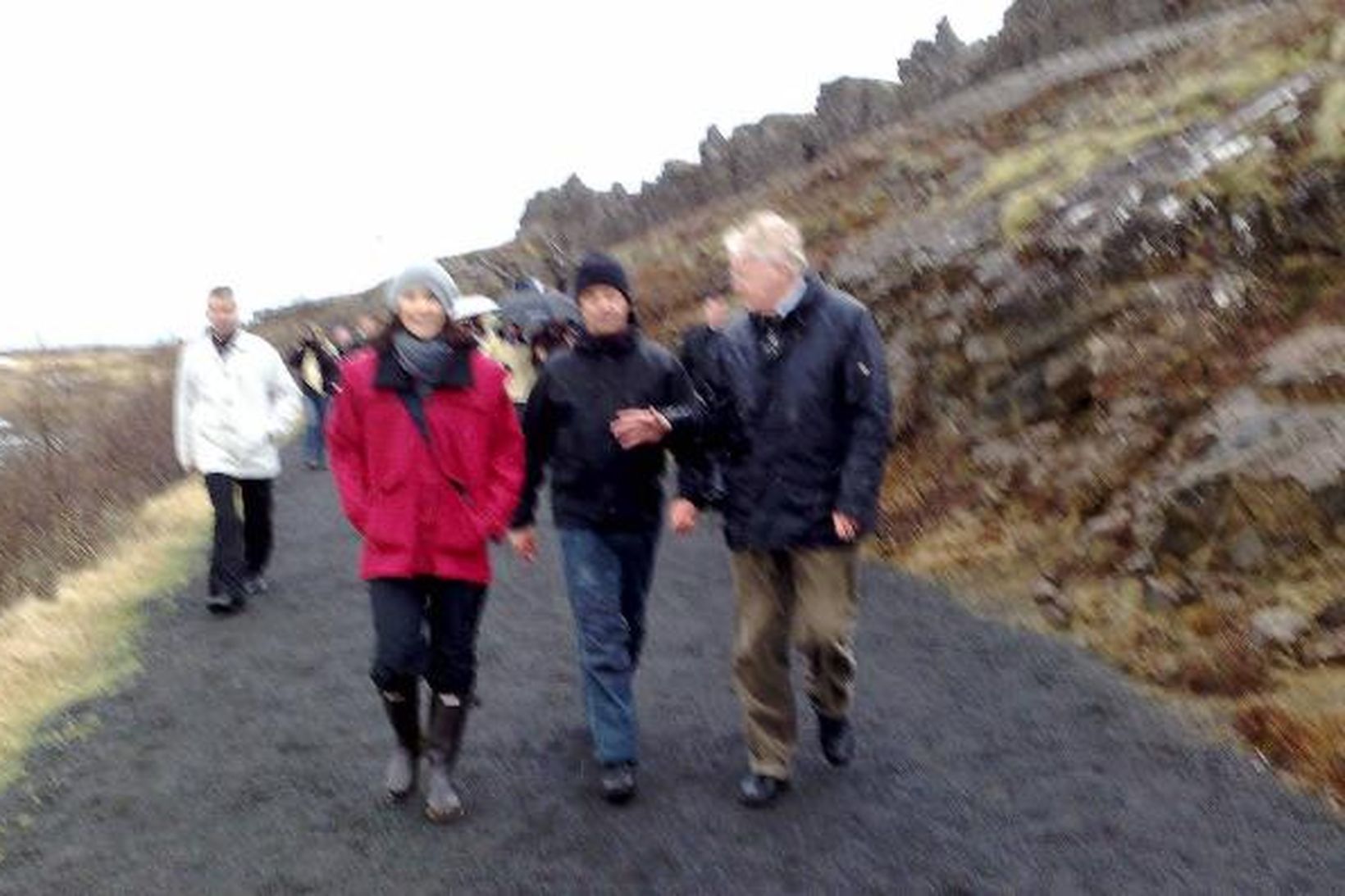 Krónprinshjónin og forseti Íslands ganga niður Almannagjá.