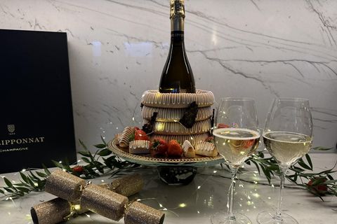 Falleg framsetning á guðaveigum og kræsingum sem steinliggja þegar veislu skal gjöra.